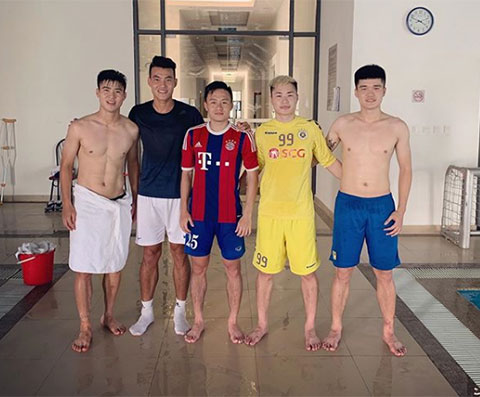 Nhóm bệnh binh 'tiền tỷ' đang điều trị ở PVF từ trái qua: Duy Mạnh, Hoàng Lâm, Huy Toàn, Văn Tới và Xuân Hưng. Ảnh: FB nhân vật benh binh tien ty