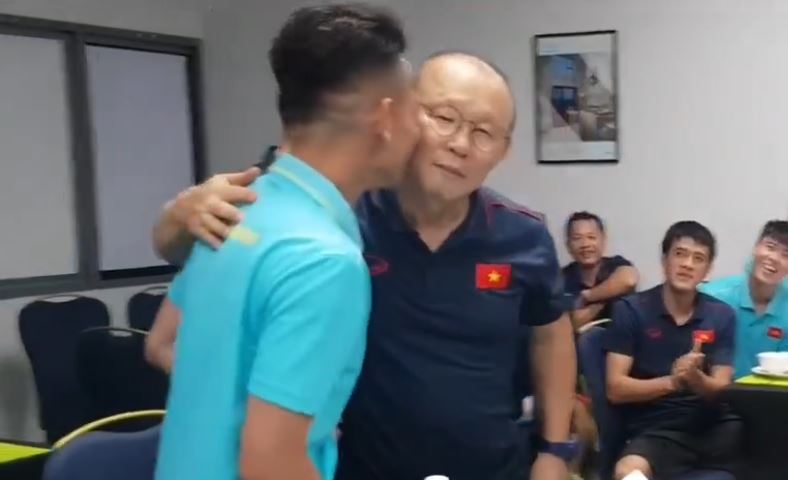 Hồng Duy đặt một nụ hôn ấm áp lên má của thầy Park. hong duy