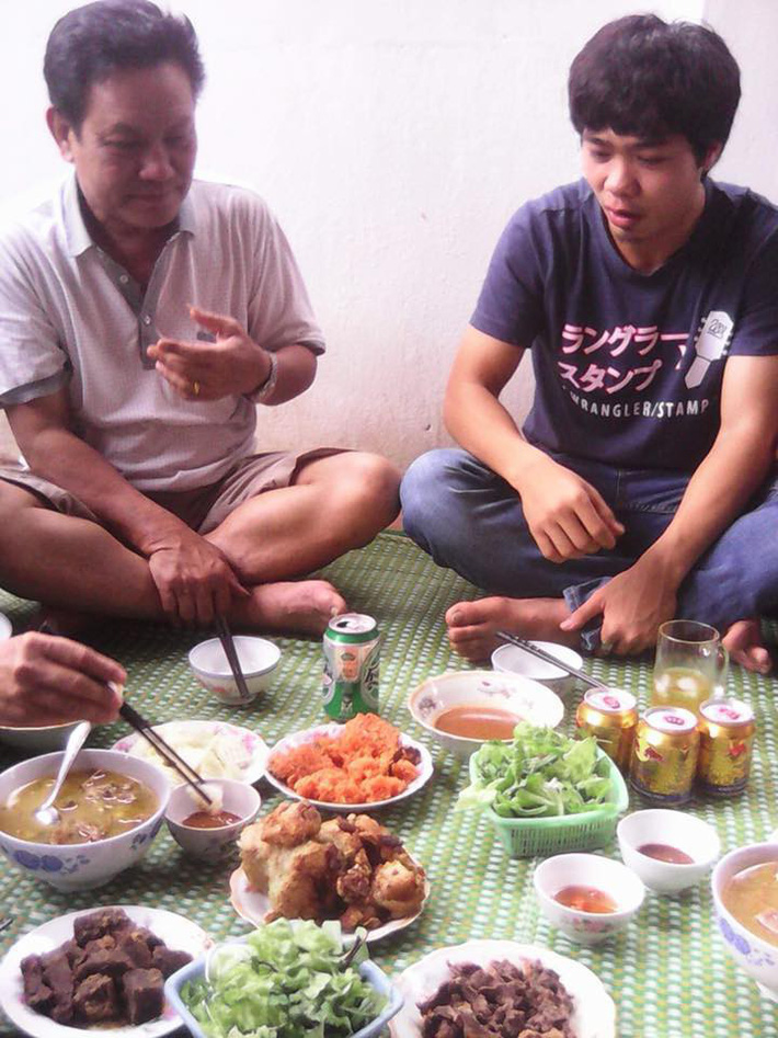Với Công Phượng, thầy Vinh cũng giống như một người cha của mình. Mỗi khi rảnh rỗi, Phượng lại về dùng bữa giản dị với ông Quang Vinh. cong phuong tham thay cu