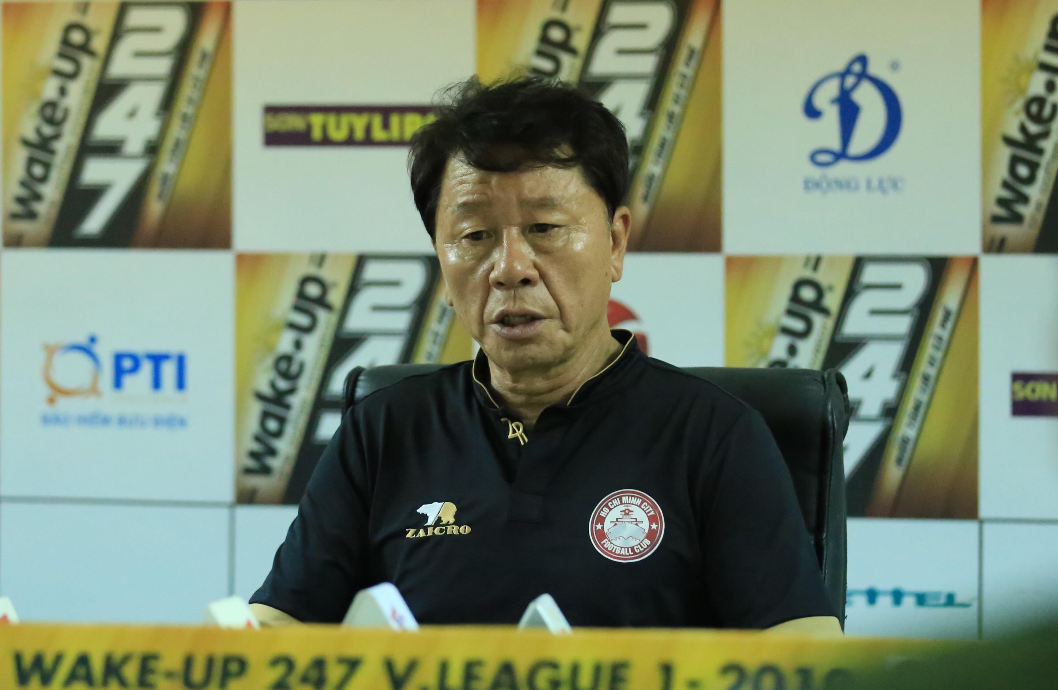 HLV Chung Hae-seong cảm thấy bị áp lực khi bị hỏi nhiều về khả năng vô địch V.League 2019. Ảnh: Ngọc Bảo chung hae seong