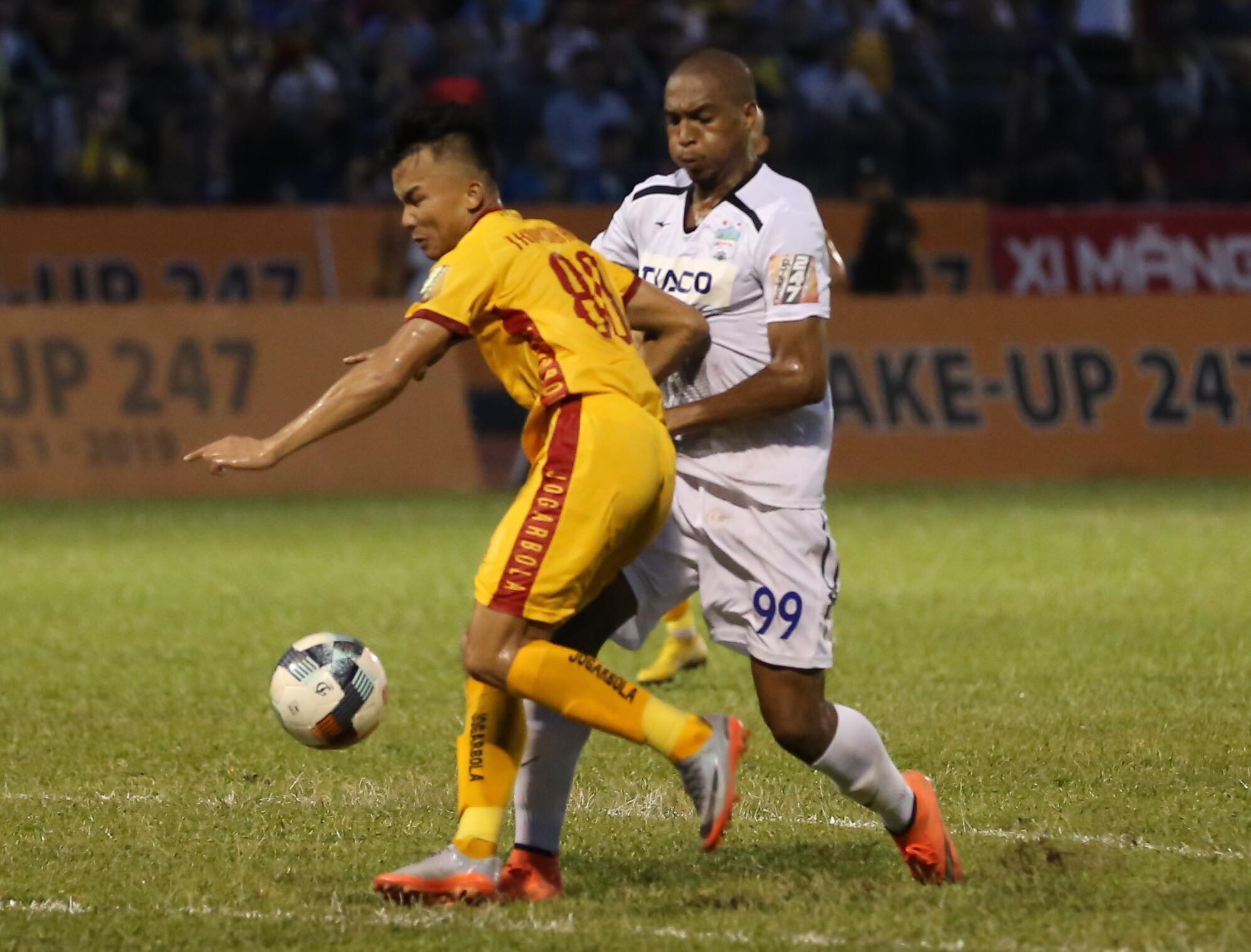 Tiền đạo tân binh của HAGL giai đoạn 2 V.League đã dễ dàng để mất bóng và lãng phí cơ hội nâng tỷ số lên 2-0. Ảnh: Ngọc Bảo van toan 2