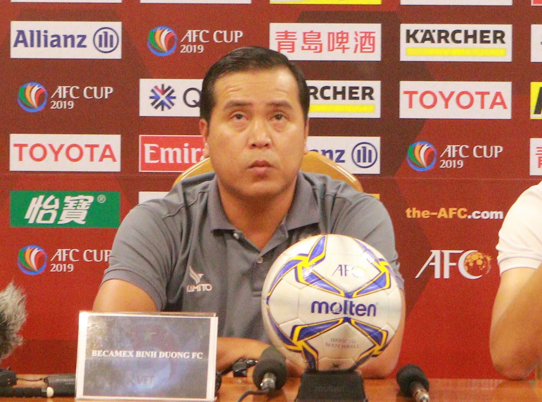 HLV Nguyễn Thanh Sơn đánh giá rất cao vai trò thủ lĩnh của Văn Quyết bên phía Hà Nội FC. Ảnh: Hải Hoàng hvl nguyen thanh son