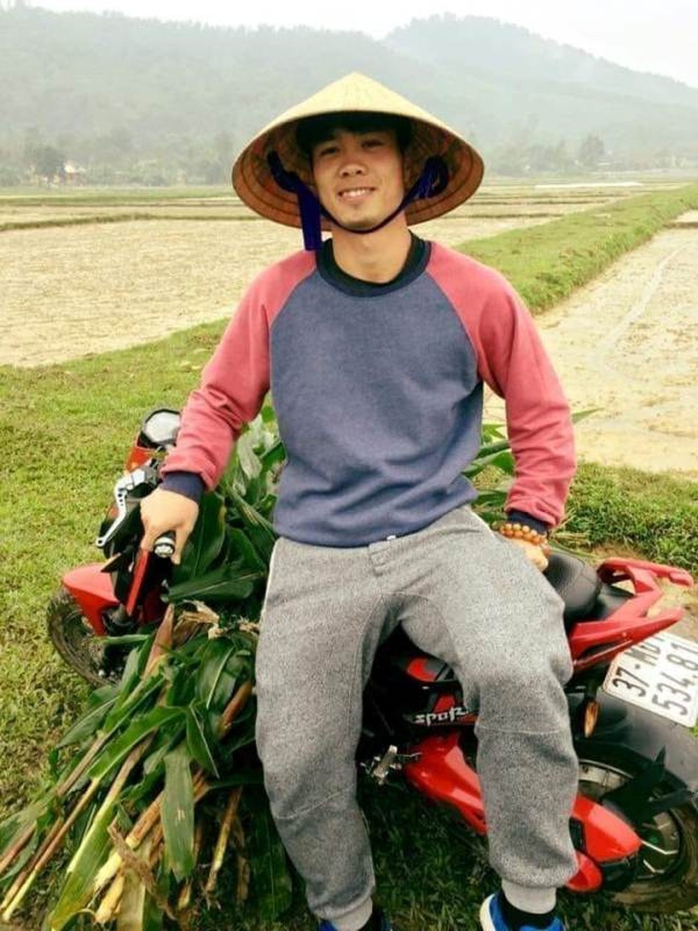 Cầu thủ biên chế HAGL còn lái xe cưng đi làm đồng. Cầu thủ biên chế HAGL lái xe cưng đi làm đồng