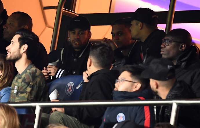 Neymar bất lực nhìn các đồng đội bị đánh bại Neymar , Neymar bị phạt , Neymar bị treo giò , Neymar bị cấm thi đấu , Neymar chửi trọng tài , M.U 3-1 PSG