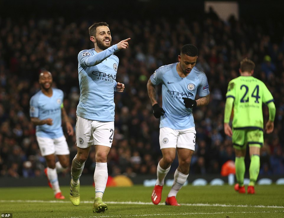 Các cầu thủ Man City chỉ buông tha cho Schalke khi tiếng còi của trọng tài kết thúc Man City vs Schalke, trực tiếp Man City vs Schalke, link trực tiếp Man City vs Schalke, Man City, Schalke