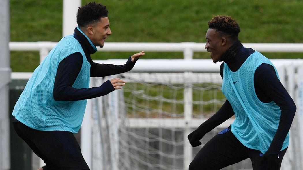 Sancho và Odoi vui vẻ đùa giỡn trên sân tập https://thethao247.vn/317-xac-nhan-rashford-roi-khoi-dt-anh-vi-chan-thuong-d176322.html