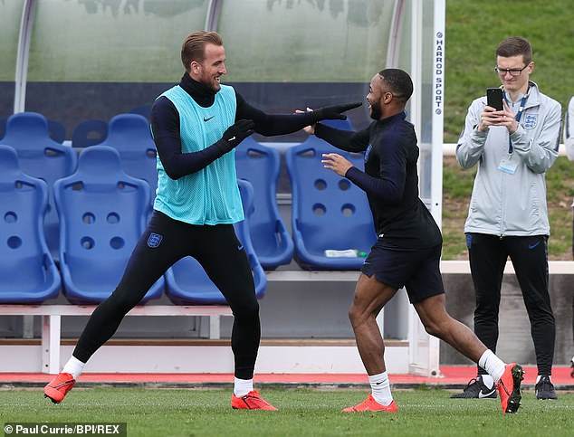 Vắng Rashford, hàng công tuyển Anh sẽ trông đợi nhiều vào Kane và Sterling https://thethao247.vn/317-xac-nhan-rashford-roi-khoi-dt-anh-vi-chan-thuong-d176322.html