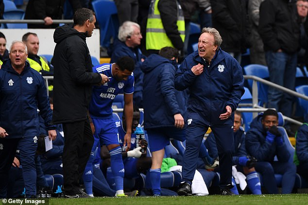 Neil Warnock giận dữ vì những phán quyết của trọng tài Cardiff vs Chelsea, Cardiff 1-2 Chelsea, kết quả bóng đá, kết quả bóng đá hôm nay, kết quả ngoại hạng anh, ngoại hạng anh vòng 32, lịch thi đấu ngoại hạng anh