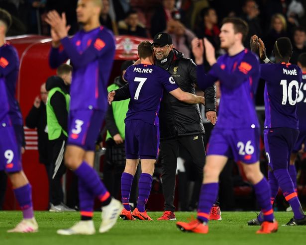 Klopp ăn mừng với các học trò sau trận Kết quả ngoại hạng anh, kết quả bóng đá, Liverpool vs Southampton, Klopp ăn mừng, Salah nổ súng, Salah ghi bàn, bảng xếp hạng ngoại hạng anh