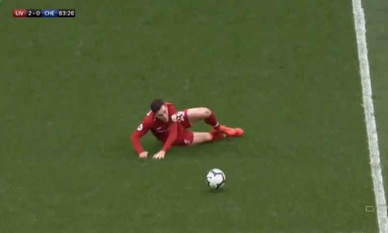 Robertson khiến khán giả hú hồn sau cú trượt chân Liverpool vs Chelsea, Liverpool 2-0 Chelsea, kết quả vòng 34 ngoại hạng anh, bảng xếp hạng vòng 34, Salah ăn mừng