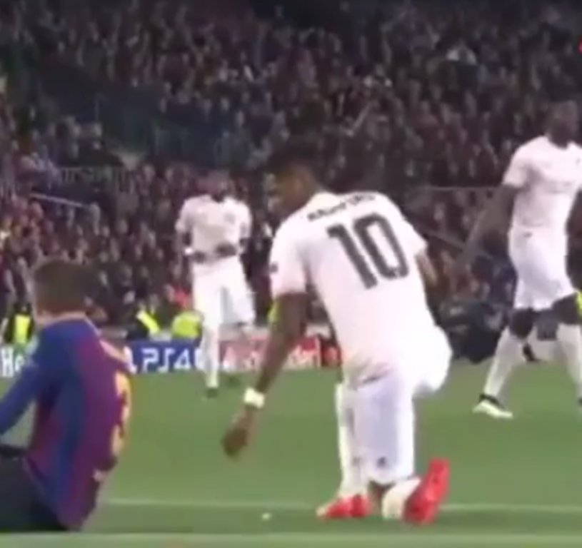 Rashford sơ ý bỏ lại mảnh giấy chiến thuật ở phần sân Barca Barca vs M.U, Barca 3-0 M.U, tứ kết Champions League, tứ kết C1, bán kết C1, bán kết Champions League, các cặp đấu bán kết