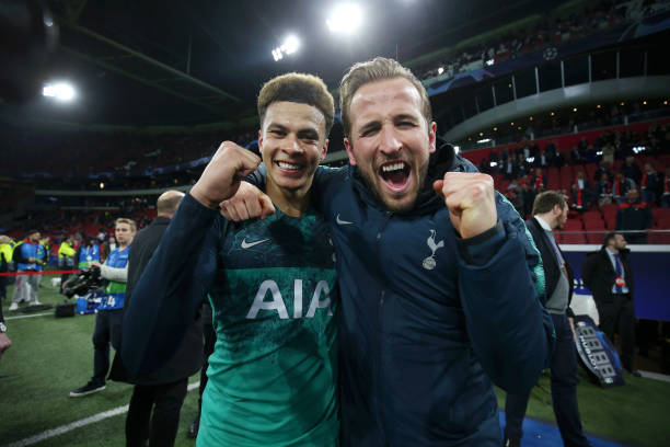 Kane chia vui cùng đồng đội sau trận bán kết c1, bán kết champions league, kết quả bán kết c1, ajax 2-3 tottenham, kết quả ajax vs tottenham, chung kết c1