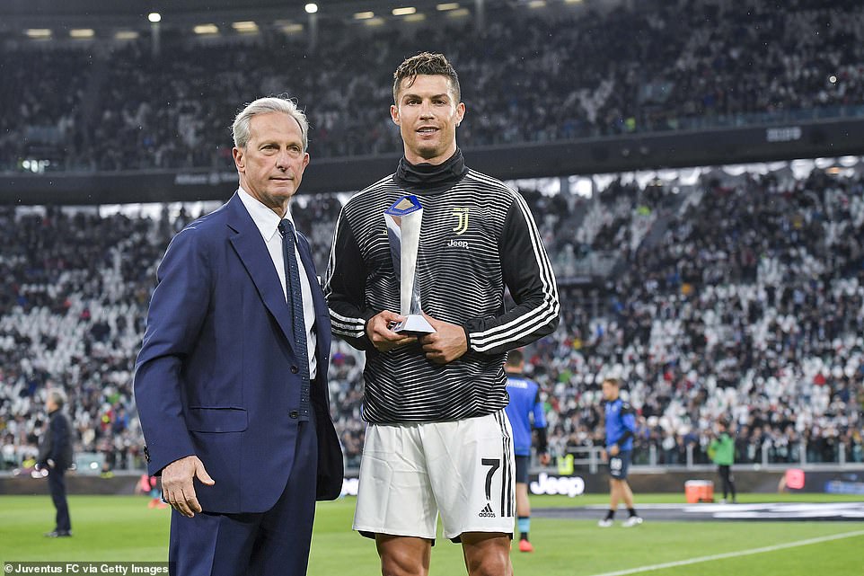 Trước trận, Ronaldo vinh dự nhận giải cầu thủ xuất sắc nhất Serie A 2018/2019 Juventus, juventus vs atalanta, serie a, serie a vòng 37, ronaldo, cup c1, barzagli, max allegri, buffon, ramsey