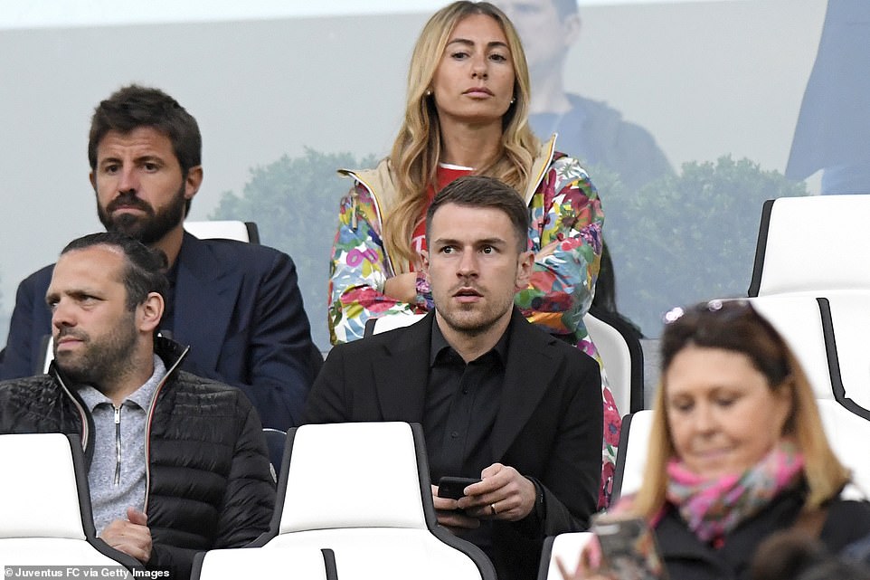 Aaron Ramsey có mặt trên khán đài theo dõi các đồng đội mới thi đấu Juventus, juventus vs atalanta, serie a, serie a vòng 37, ronaldo, cup c1, barzagli, max allegri, buffon, ramsey
