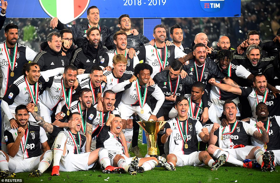 Các cầu thủ Juve rạng rỡ đón Scudetto thứ 8 liên tiếp Juventus, juventus vs atalanta, serie a, serie a vòng 37, ronaldo, cup c1, barzagli, max allegri, buffon, ramsey
