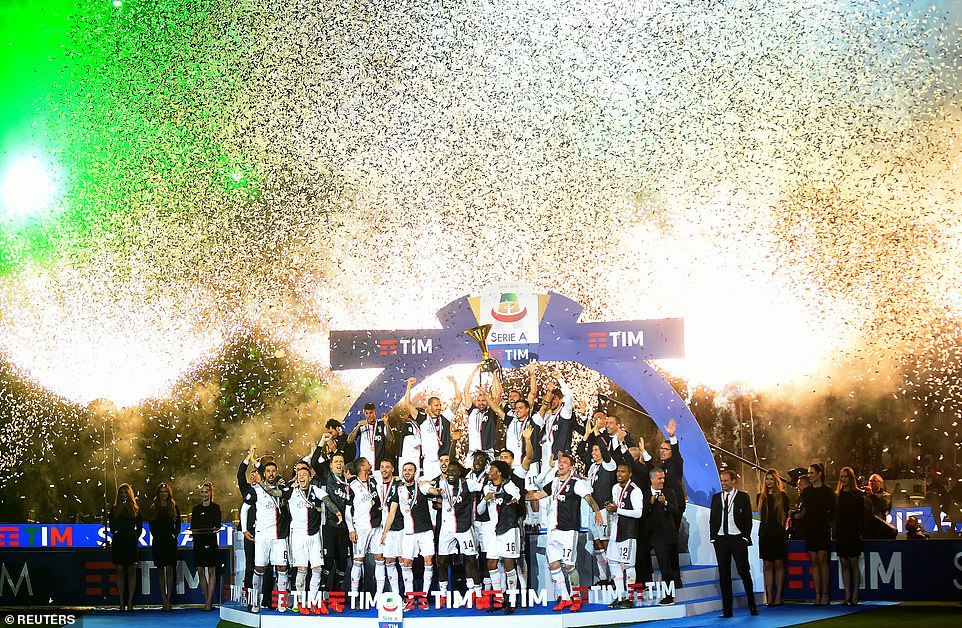 Một góc máy đẹp trong lễ ăn mừng Juventus, juventus vs atalanta, serie a, serie a vòng 37, ronaldo, cup c1, barzagli, max allegri, buffon, ramsey
