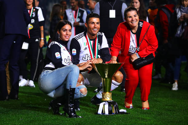 Ronaldo ăn mừng cùng mẹ và vợ Juventus, juventus vs atalanta, serie a, serie a vòng 37, ronaldo, cup c1, barzagli, max allegri, buffon, ramsey