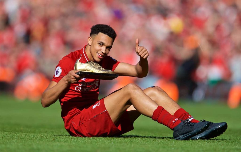 Alexander-Arnold chụp ảnh cùng phần thưởng cho kỉ lục kiến tạo champions league, cúp c1, chung kết c1, chung kết Champions League, liverpool vs tottenham,