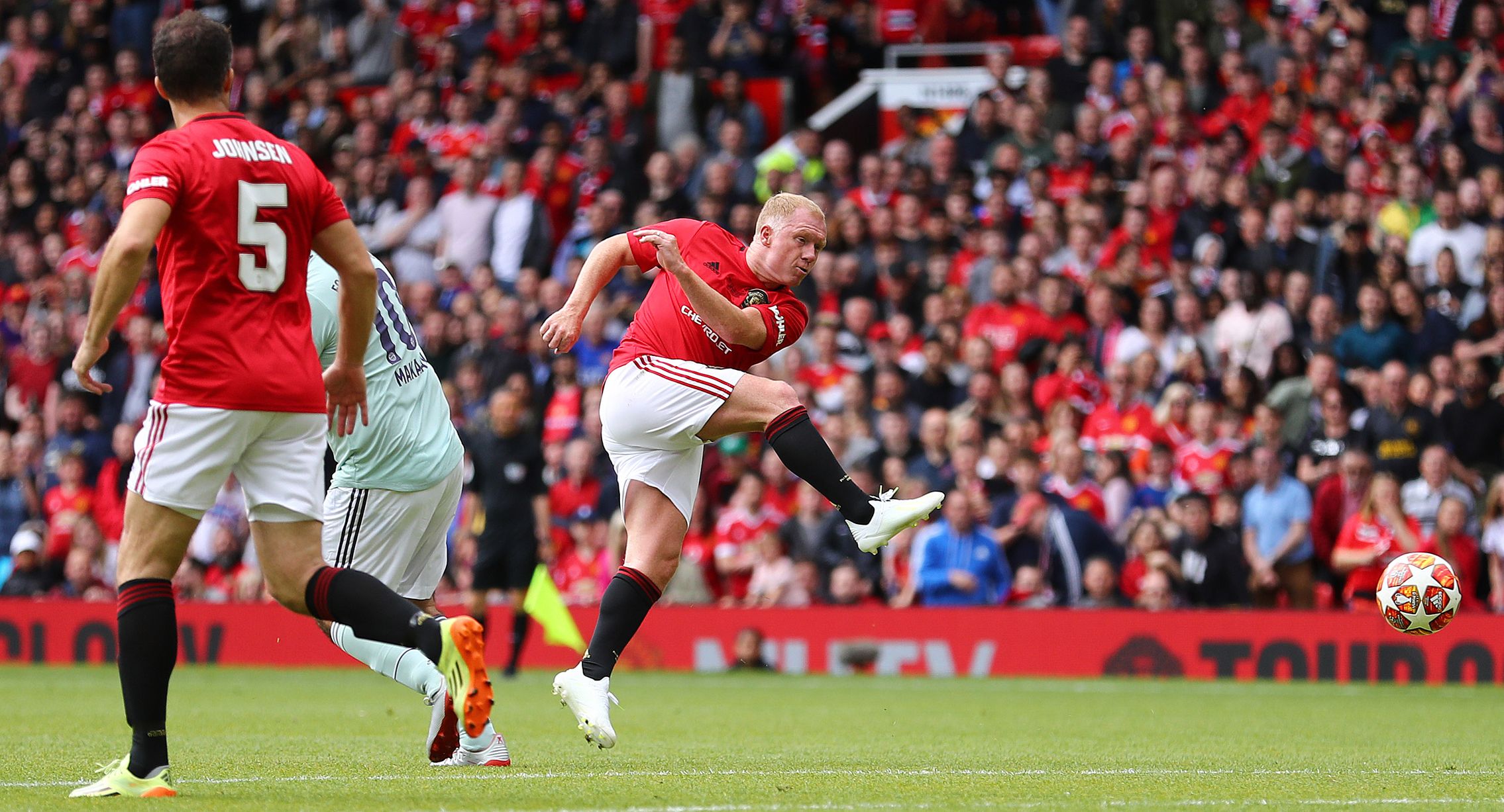 Scholes thể hiện cú sút xa quen thuộc MU 5-0 Bayern Munich, huyền thoại MU, huyền thoại Bayern Munich, kết quả MU 5-0 Bayern