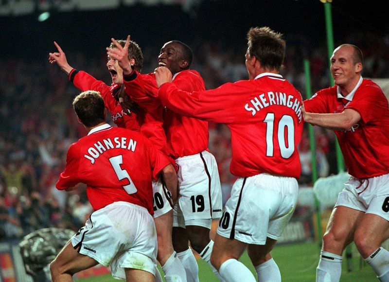 Solsa ăn mừng bàn thắng cùng Johnsen, Yorke, Sheringham và Stam MU 5-0 Bayern Munich, huyền thoại MU, huyền thoại Bayern Munich, kết quả MU 5-0 Bayern