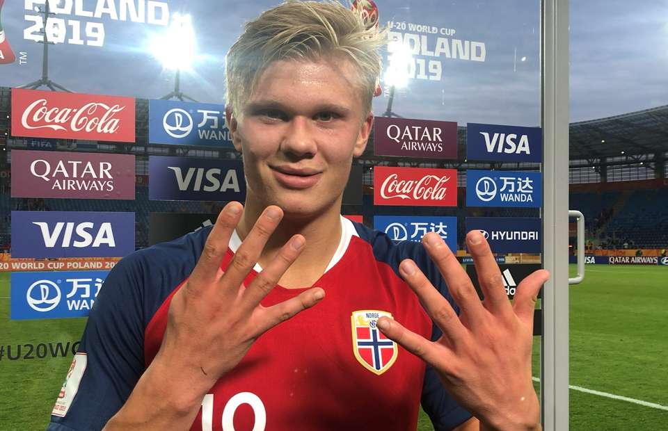 Haland chụp ảnh ăn mừng sau thành tích 9 bàn u20 world cup, ukraine vs hàn quốc, quả bóng vàng, chiếc giày vàng, vua phá lưới u20, sao trẻ ghi 9 bàn