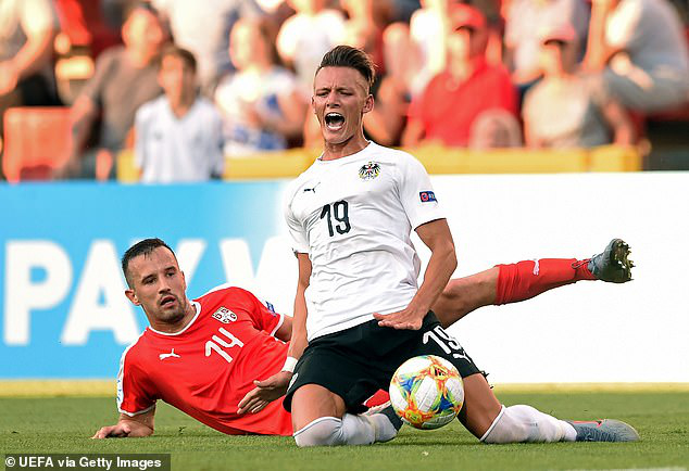 Hannes Wolf đổ gục xuống trên sân u21 châu âu, EURO u2, serbia vs áo, đức vs đan mạch, chấn thương kinh hoàng, chấn thương tại euro u21, sao trẻ chấn thương