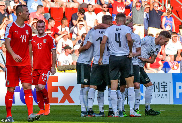 Các cầu thủ Áo ăn mừng bàn thắng mở tỉ số u21 châu âu, EURO u2, serbia vs áo, đức vs đan mạch, chấn thương kinh hoàng, chấn thương tại euro u21, sao trẻ chấn thương