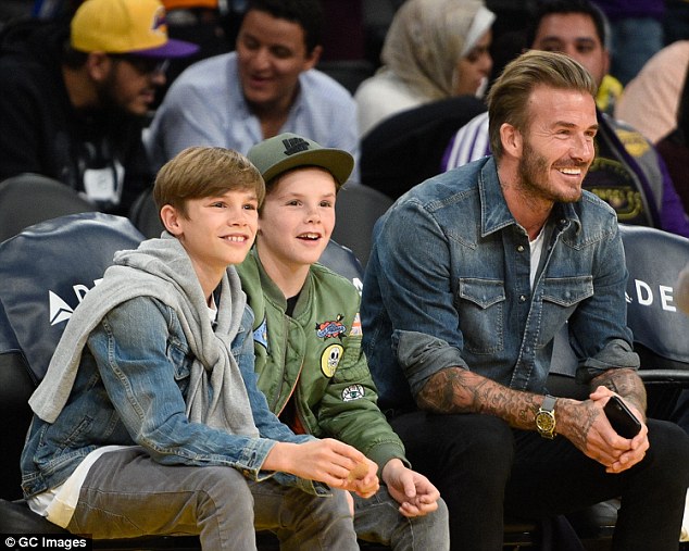 Beckham thường xuyên dẫn các con xem bóng rổ thời còn thi đấu tại Mỹ david beckham, beckham, wimbledon, mu, man utd, manchester utd, real, real madrid, chuyển nhượng, tin chuyển nhượng hè