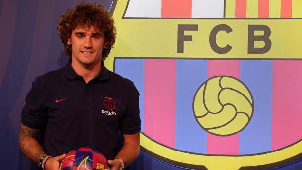 Griezmann chụp ảnh cùng logo huyền thoại của Barca griezmann, tân binh barca, số áo griezmann, chuyển nhượng barca, tin chuyển nhượng, chuyển nhượng hè