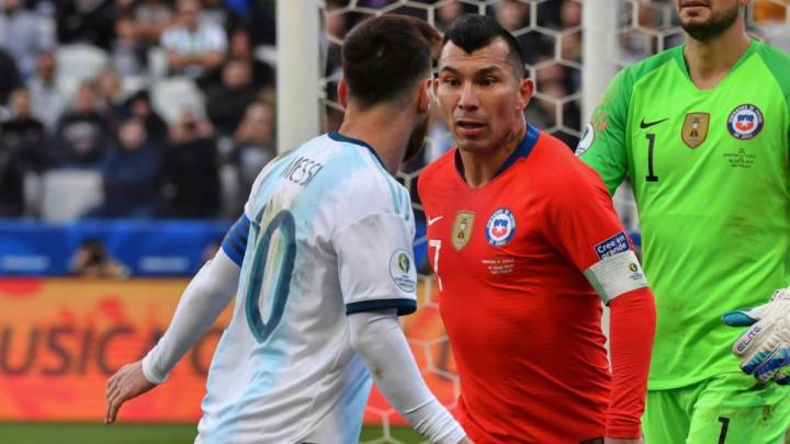Tình huống va chạm của Messi và Medel messi, copa america, messi nhận án phạt, messi vạ miệng, barca, barcelona, lịch thi đấu barca