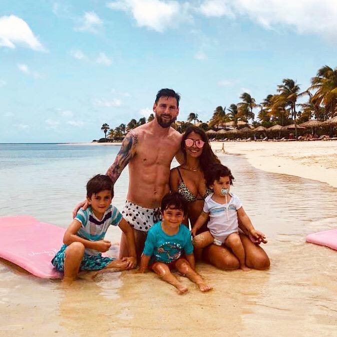 Messi chụp ảnh vui vẻ tại bãi biển cùng gia đình messi, copa america, messi nhận án phạt, messi vạ miệng, barca, barcelona, lịch thi đấu barca
