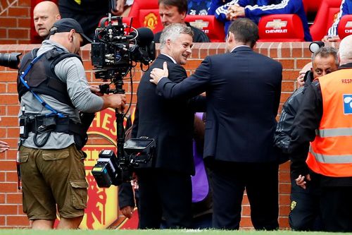 2 HLV chào hỏi trước trận đấu MU vs Chelsea, kết quả MU vs Chelsea, Premier League, kết quả vòng 1 Premier League, MU, Man Utd, chùm ảnh MU vs Chelsea