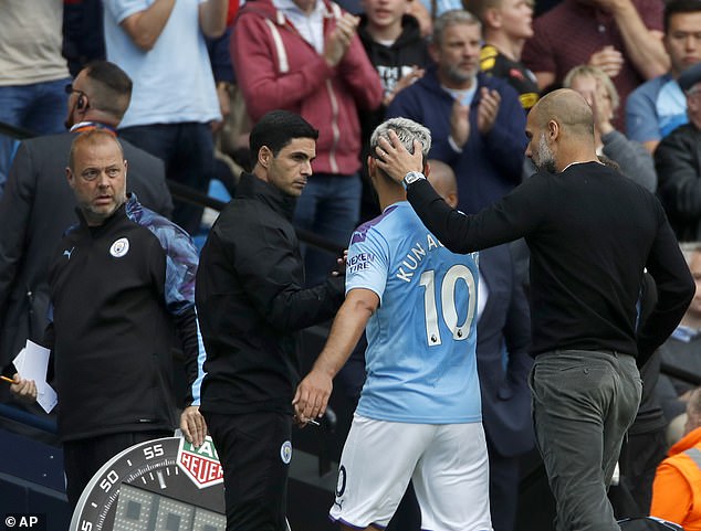 Trước tình hình có diễn biến căng thẳng, trợ lý Mikel Arteta đã phải can thiệp. Ảnh: AFP/Getty Images aguero cãi nhau với pep, aguero pep, man city vs tottenham, kết quả man city vs tottenham, aguero, pep, man city, tottenham, kết quả ngoại hạng anh
