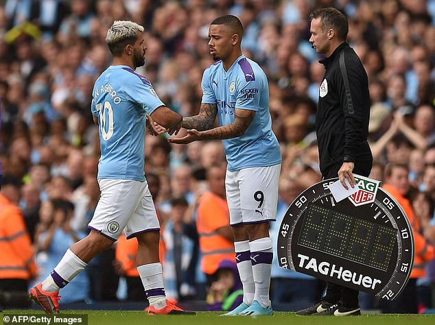 Aguero bị thay bằng Jesus khá sớm ở phút 66, tiền đạo này tỏ rõ sự không hài lòng. Ảnh: AFP/Getty Images aguero cãi nhau với pep, aguero pep, man city vs tottenham, kết quả man city vs tottenham, aguero, pep, man city, tottenham, kết quả ngoại hạng anh