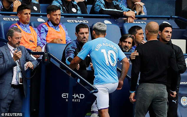 Aguero bỏ lên khán đài sau khi được Arteta can ngăn. Ảnh: AFP/Getty Images aguero cãi nhau với pep, aguero pep, man city vs tottenham, kết quả man city vs tottenham, aguero, pep, man city, tottenham, kết quả ngoại hạng anh
