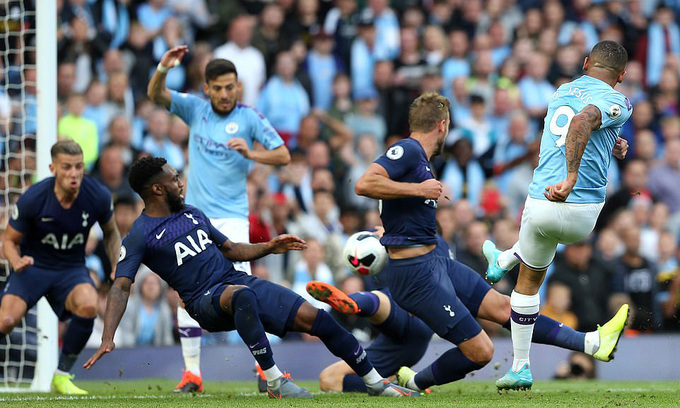 Pha làm bàn bị VAR từ chối của Jesus. Ảnh: AFP/Getty Images aguero cãi nhau với pep, aguero pep, man city vs tottenham, kết quả man city vs tottenham, aguero, pep, man city, tottenham, kết quả ngoại hạng anh