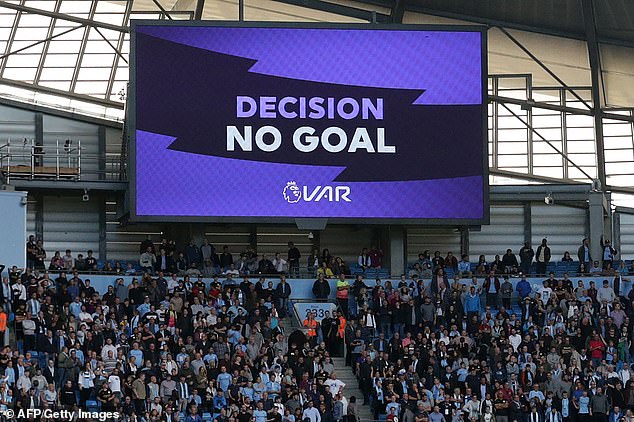 VAR tiếp tục tạo dấu ấn trong trận đấu giữa Man City và Tottenham. Ảnh: AFP/Getty Images var, jesus, laporte, man city vs tottenham, kết quả man city vs tottenham, man city, tottenham