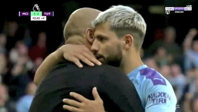 Chứng kiến bàn thắng của Jesus, Pep Guardiola và Kun Aguero ôm nhau đầy cảm xúc. Ảnh: AFP/Getty Images aguero cãi nhau với pep, aguero pep, man city vs tottenham, kết quả man city vs tottenham, aguero, pep, man city, tottenham, kết quả ngoại hạng anh