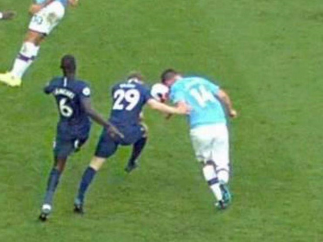 Pha bóng khiến bàn thắng của Jesus không được công nhận - Ảnh: Google var, jesus, laporte, man city vs tottenham, kết quả man city vs tottenham, man city, tottenham