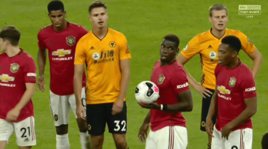 Rashford vui vẻ đồng ý và chủ động lùi ra khỏi vị trí sút phạt. Ảnh: Sportmole pogba, pogba sút hỏng, pogba penalty, Wolves vs MU, kết quả Wolves vs MU, kết quả Ngoại hạng Anh