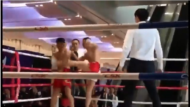 Lý Huyền Vũ áp đảo dù chỉ dùng chân và tay trái - Ảnh: Cắt từ clip võ sĩ trung quốc, võ sư vịnh xuân, bản sao lý tiểu long, từ hiểu đông, mma