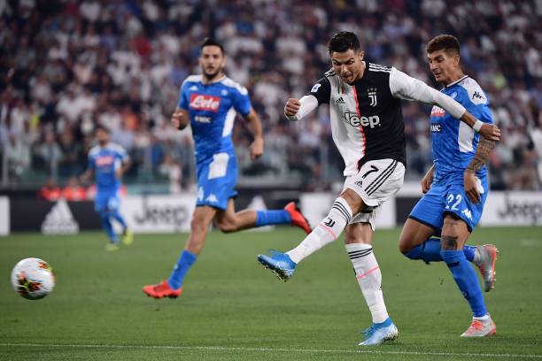 Ronaldo thử tài Meret - Ảnh: Getty Images trực tiếp Juventus vs Napoli, Juventus vs Napoli, trực tiếp Serie A