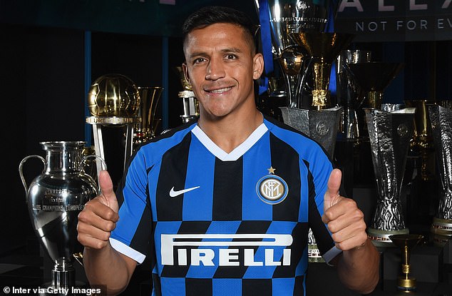 Sanchez rạng rỡ ra mắt đội bóng mới - Ảnh: Dailymail Sanchez, MU, Man Utd, Inter Milan, Premier League, Serie A, chuyển nhượng hè, chuyển nhượng MU