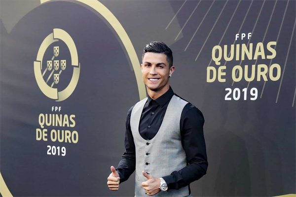 Ronaldo tại lễ trao giải - Ảnh: Twitter CR7, Ronaldo, Juventus, Juventus vs Napoli, Ronaldo giành giải thưởng, Serie A