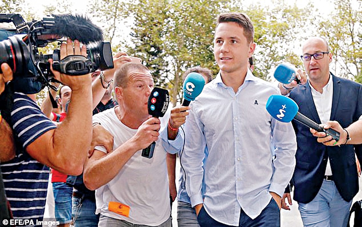 Herrera hầu tòa với vẻ mặt không vui vẻ - Ảnh: Thedailystar Cựu sao MU, MU, Man Utd, Herrera, PSG, Champions League, cựu sao MU hầu tòa