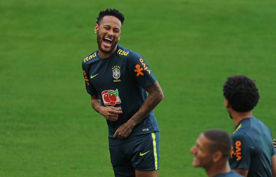 Neymar cười sảng khoái trong buổi tập của Brazil - Ảnh: Miamiherald giao hữu quốc tế, vòng loại world cup, vòng loại euro, brazil, neymar, tin chuyển nhượng, chuyển nhượng Barca