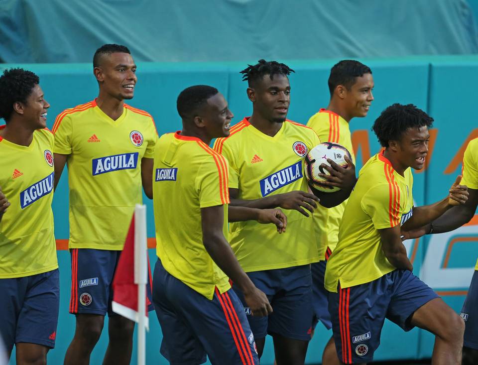 Duvan Zapata (cầm bóng) sẽ là chủ công của Colombia trận đấu tới - Ảnh: Miamiherald giao hữu quốc tế, vòng loại world cup, vòng loại euro, brazil, neymar, tin chuyển nhượng, chuyển nhượng Barca