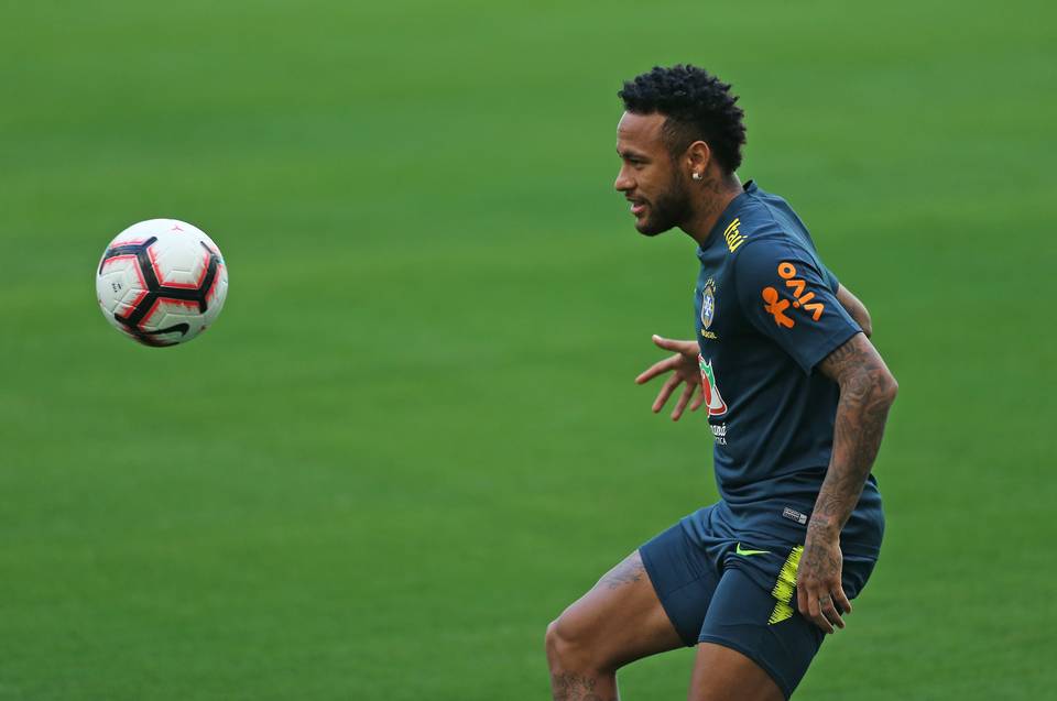 Neymar có vẻ như đã lấy lại được trạng thái tâm lý tốt nhất sau những tin không vui tại kì chuyển nhượng hè này - Ảnh: Miamiherald giao hữu quốc tế, vòng loại world cup, vòng loại euro, brazil, neymar, tin chuyển nhượng, chuyển nhượng Barca