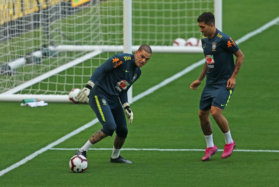 Bộ đôi Premier League - Ederson (Man City) và Firmino (Liverpool) với giây phút thành đồng đội hiếm hoi. Tại CLB, họ là 2 kì phùng địch thủ - Ảnh: Miamiherald giao hữu quốc tế, vòng loại world cup, vòng loại euro, brazil, neymar, tin chuyển nhượng, chuyển nhượng Barca