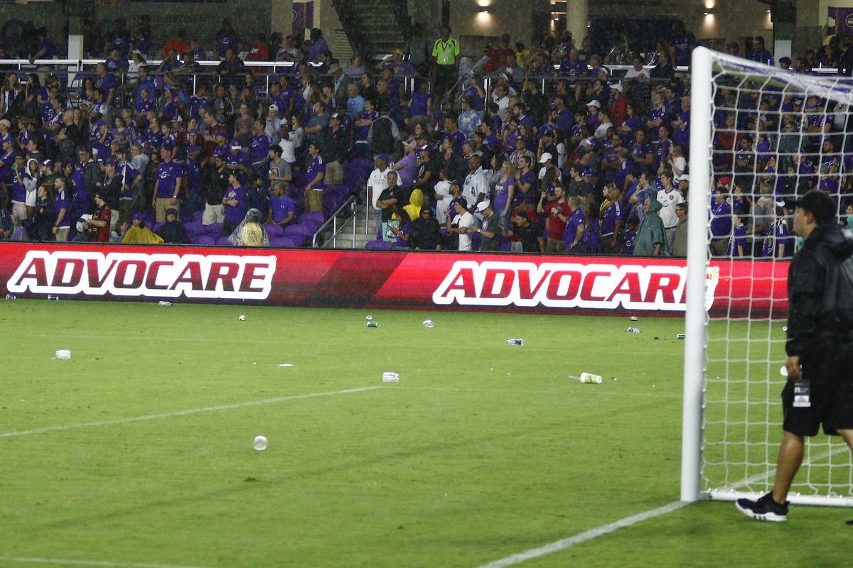 Bia, chai, lọ là những hình ảnh không xa lạ ở các trận đấu tại Mỹ - Ảnh: Dirty South Soccer pháo sáng, hooligan, cđv ném pháo sáng, cđv tấn công cầu thủ, cđv ném bia, cđv ném vật thể lạ